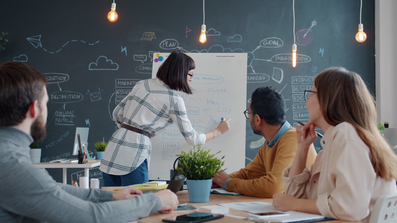 photo 1758873269117 d5845126928a